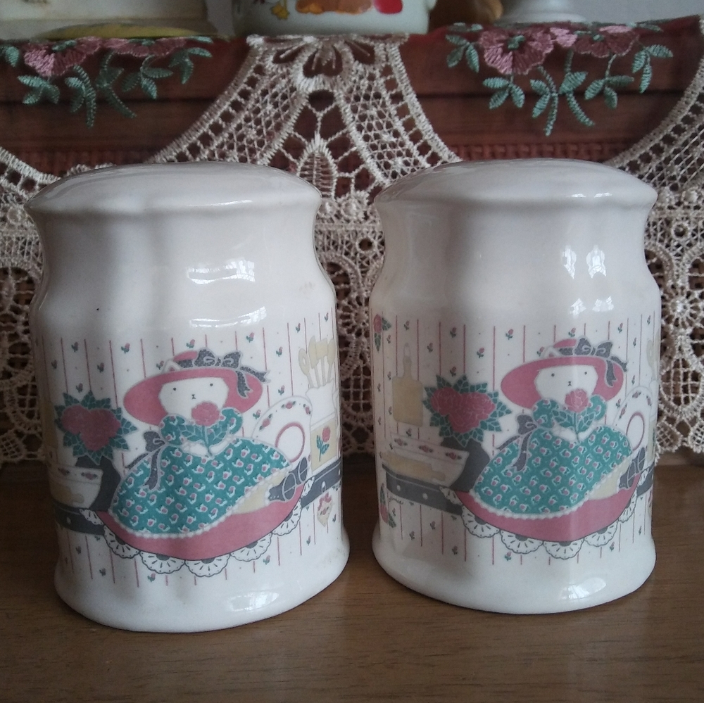 88 CHD Country Bear Cat Salt and Pepper Shaker Set